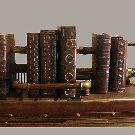 Antigua máquina de traducir latín, de Ricardo Moraga