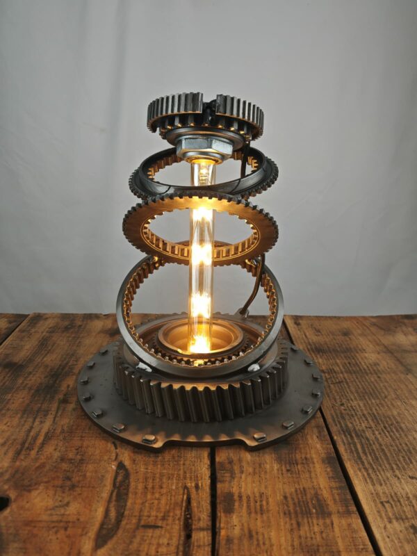 Gears - custom lamp 070, de Max Hierro